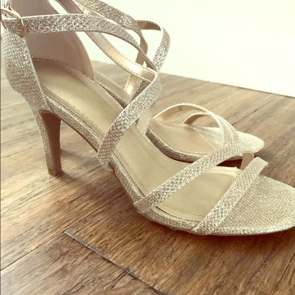 Dream pairs gold glittery heels - Picture 2 of 5